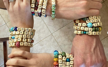 Collaborateurs créant des bracelets d’amitié lors d’un atelier estival en entreprise