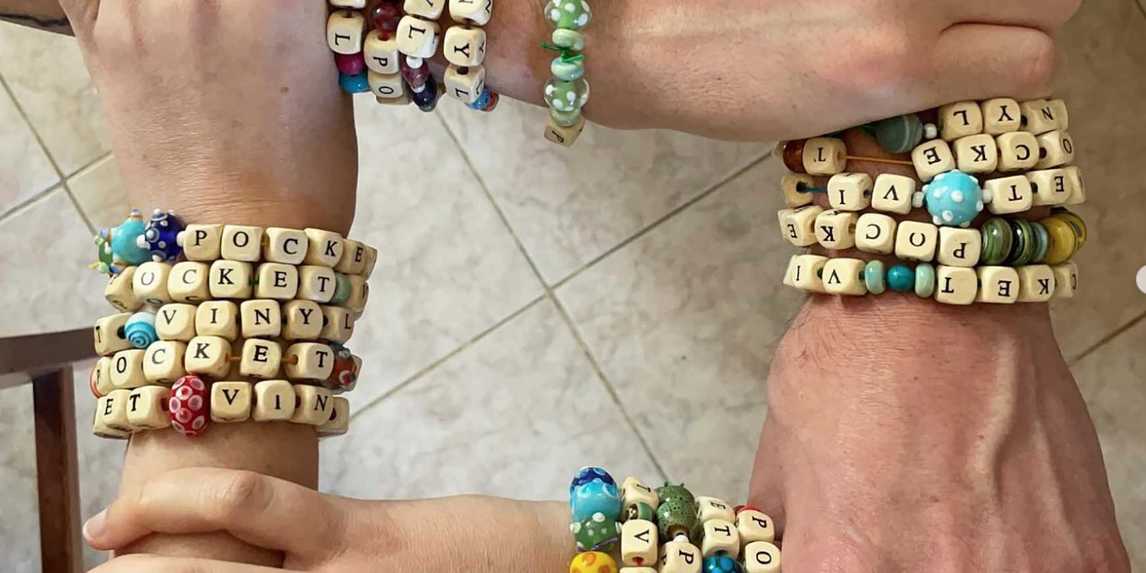 Collaborateurs créant des bracelets d’amitié lors d’un atelier estival en entreprise