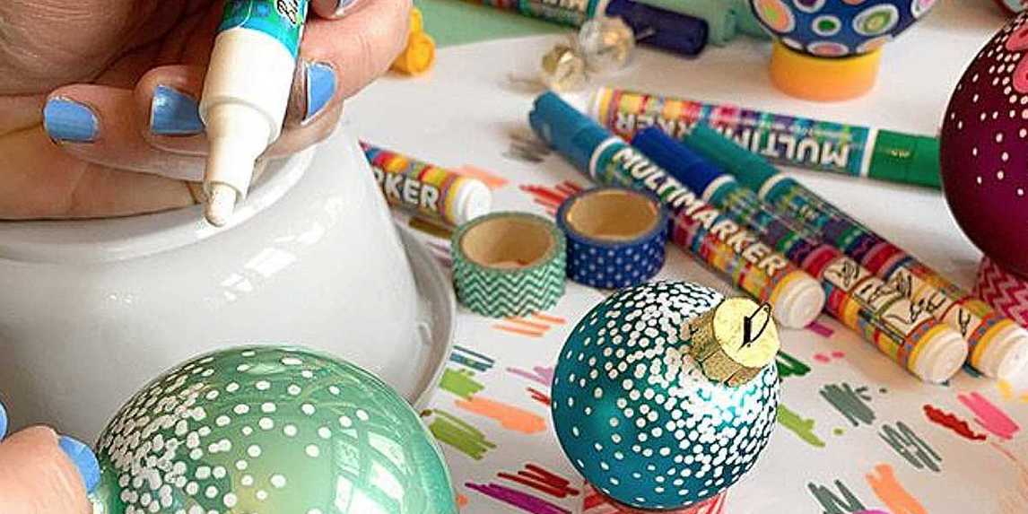 l'atelier de décoration de boules de Noël au Posca