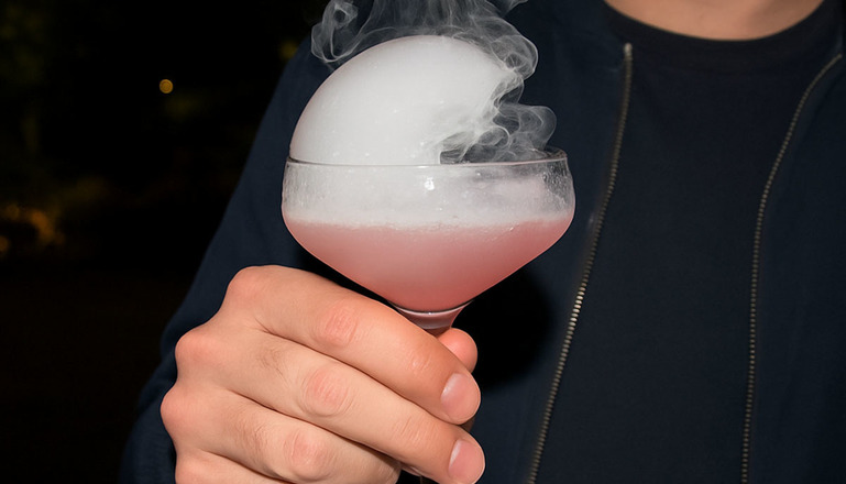 Animation Cocktail Fumant d'Halloween pour votre événemement Haloween - Porn star MArtini et Są bulle odeur Passion - Le Joan Collins et sa bulle odeur Romarin