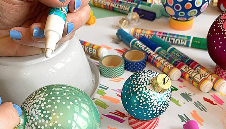 Animation Décoration de Boules de Noël au Posca pour votre événemement Noël