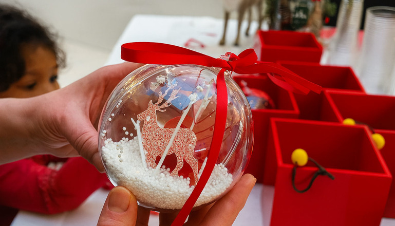 Animation Fabrication de Boules de Noël pour votre événemement Noël - Boules de Noel Transparentes - atelier 2023
