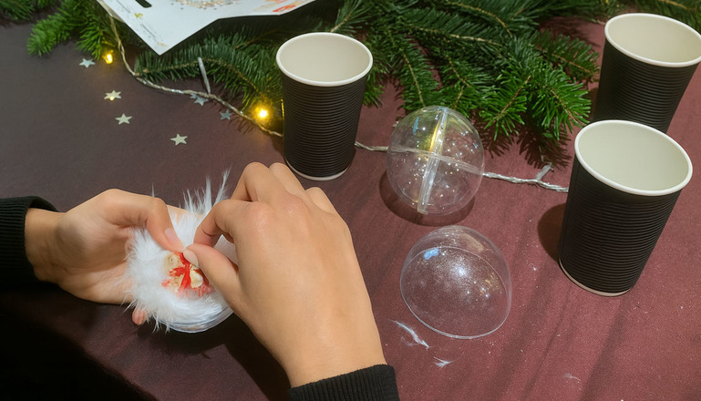 Animation Animation Création de Boule de Noël pour votre événemement Do It Yourself - création boule de Noel en entreprise - Chacun créée sa boule de Noël