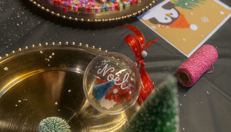 Animation Animation Création de Boule de Noël pour votre événemement Do It Yourself - création boule de Noel en entreprise - création de boule de Noel événement